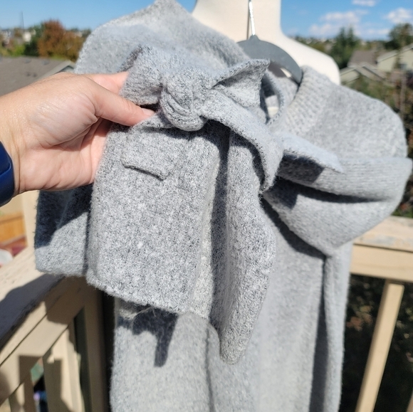 J.O.A HIGH LOW GRAY SWEATER, W TIE BELL SLEEVE DETAIL, SZ SMALL - Picture 4 of 13